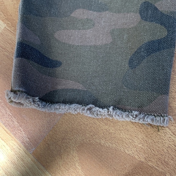 GAP distressed camo jean leggings with frayed hem - Picture 7 of 9